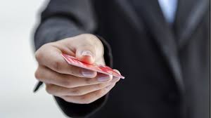 Nên trao card visit thế nào?