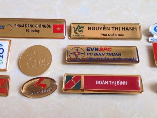 co-so-lam-huy-hieu-bang-ten-nhan-vien-huy-hieu-cai-ao-bang-ten-an-mon-GeERejH3cd